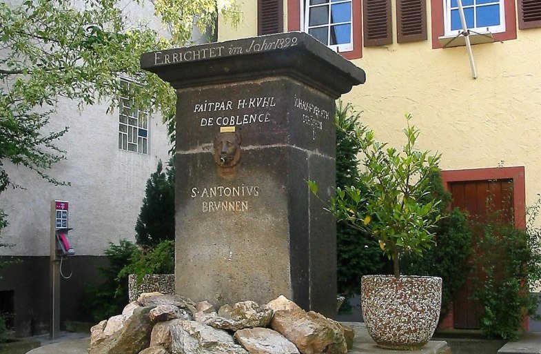 Dorfmitte mit Antoniusbrunnen u. Backes | &copy; Gemeinde Urbar