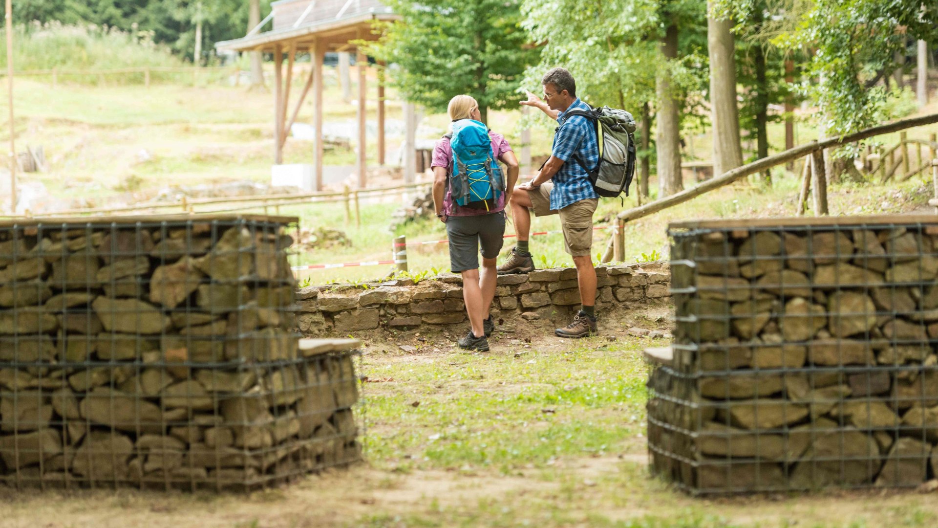 Wanderer an der Villa Rustica | &copy; Rheinhessen Touristik GmbH Foto Dominik Ketz