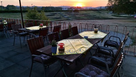 Terrasse in der Abendd&auml;mmerung | &copy; R&auml;mer