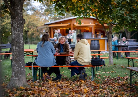 Weinprobierstand im Herbst | &copy; Andrea Mel&uuml;h