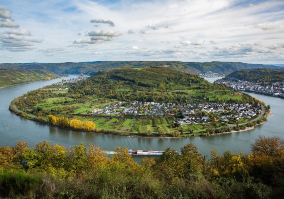 Blick auf die Rheinschleife im Herbst | © Henry Tornow/Romantischer Rhein Tourismus GmbH