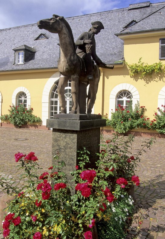 Schloss Johannisberg Spätlesereiter Statue | © JWG Johannisberger Weinvertrieb KG Schloss Johannisberg Spätlesereiter Statue | © JWG Johannisberger Weinvertrieb KG
