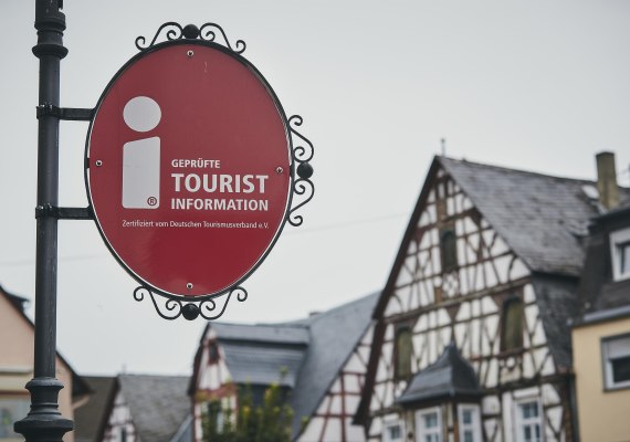 Tourist-Info Erlebnis Rheinbogen Schild | © Marco Rothbrust