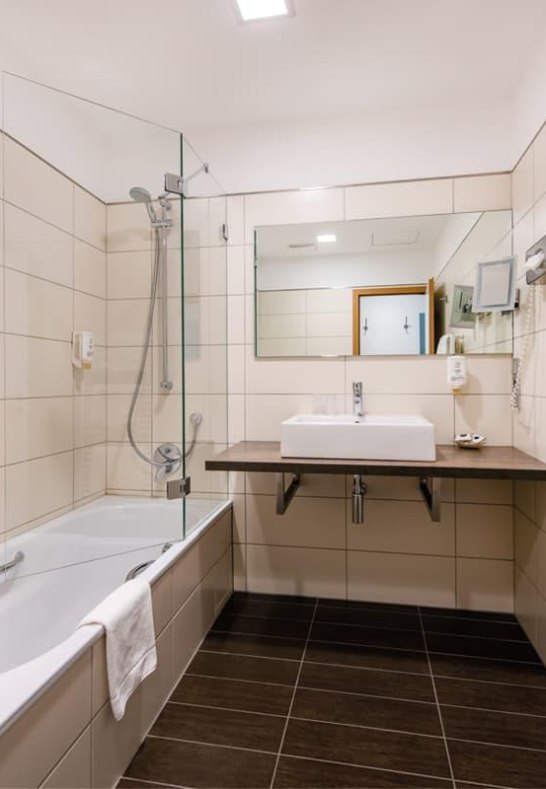 Hotelzimmer_in Koblenz_Diehls Hotel_Bad mit Wanne | © Diehl´s Hotel GmbH Hotelzimmer_in Koblenz_Diehls Hotel_Bad mit Wanne | © Diehl´s Hotel GmbH