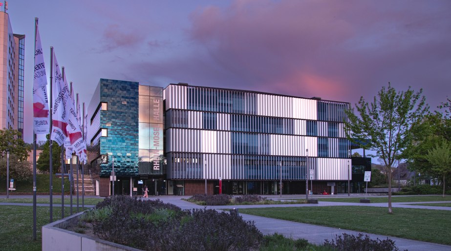 RMH im Sonnenuntergang | © Johannes Bruchhof RMH im Sonnenuntergang | © Johannes Bruchhof