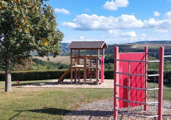 Kletterwand mit Spielhaus | &copy; B. Vogt
