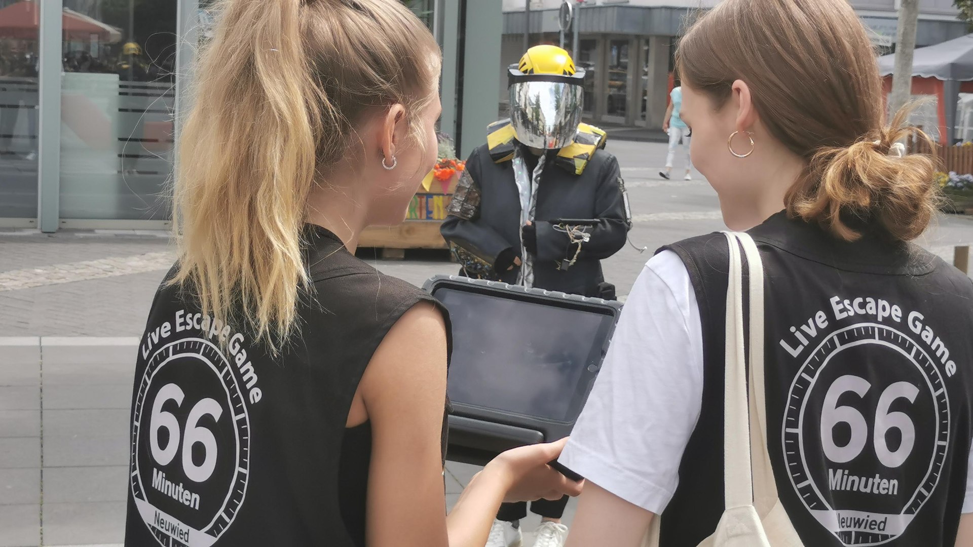 Team mit Max in der Stadt | © 66 Minuten Team mit Max in der Stadt | © 66 Minuten