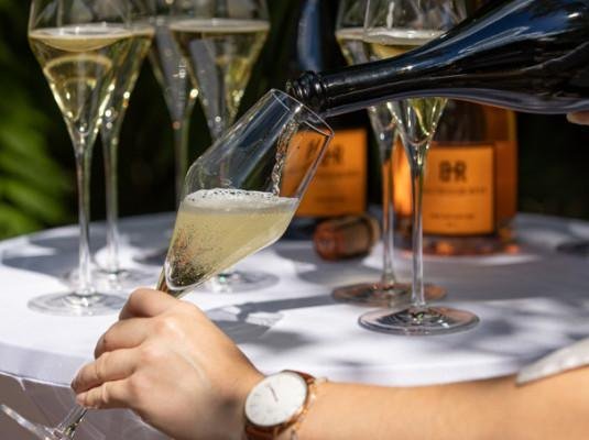 Sekt & Erdbeere | &copy; Balthasar Ress