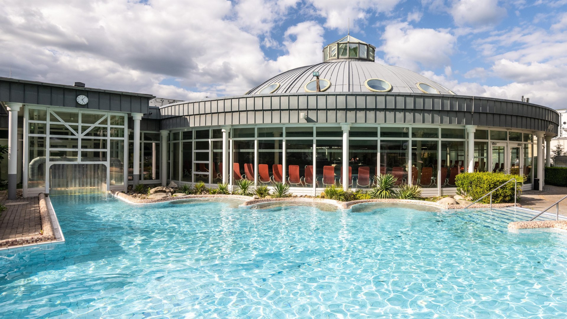 Außenbereich mit Kuppel | © Dominik Ketz Außenbereich mit Kuppel | © Dominik Ketz