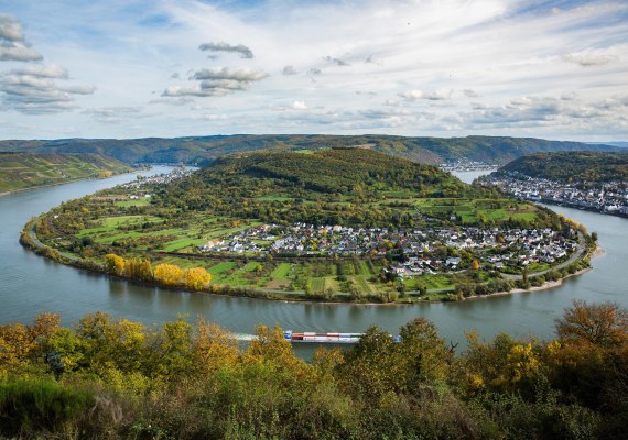 Blick auf die Rheinschleife im Herbst | &copy; Henry Tornow/Romantischer Rhein Tourismus GmbH