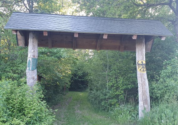 Eingangsportal Waldlehrpfad | &copy; T. Biersch