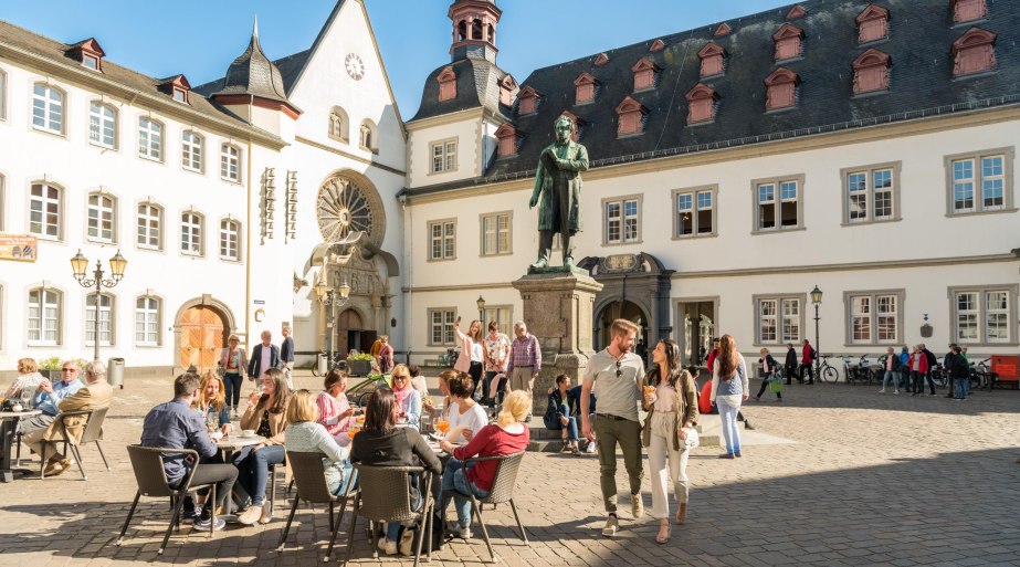 Jesuitenplatz mit Citykirche im Hintergrund | &copy; Koblenz-Touristik GmbH / Dominik Ketz