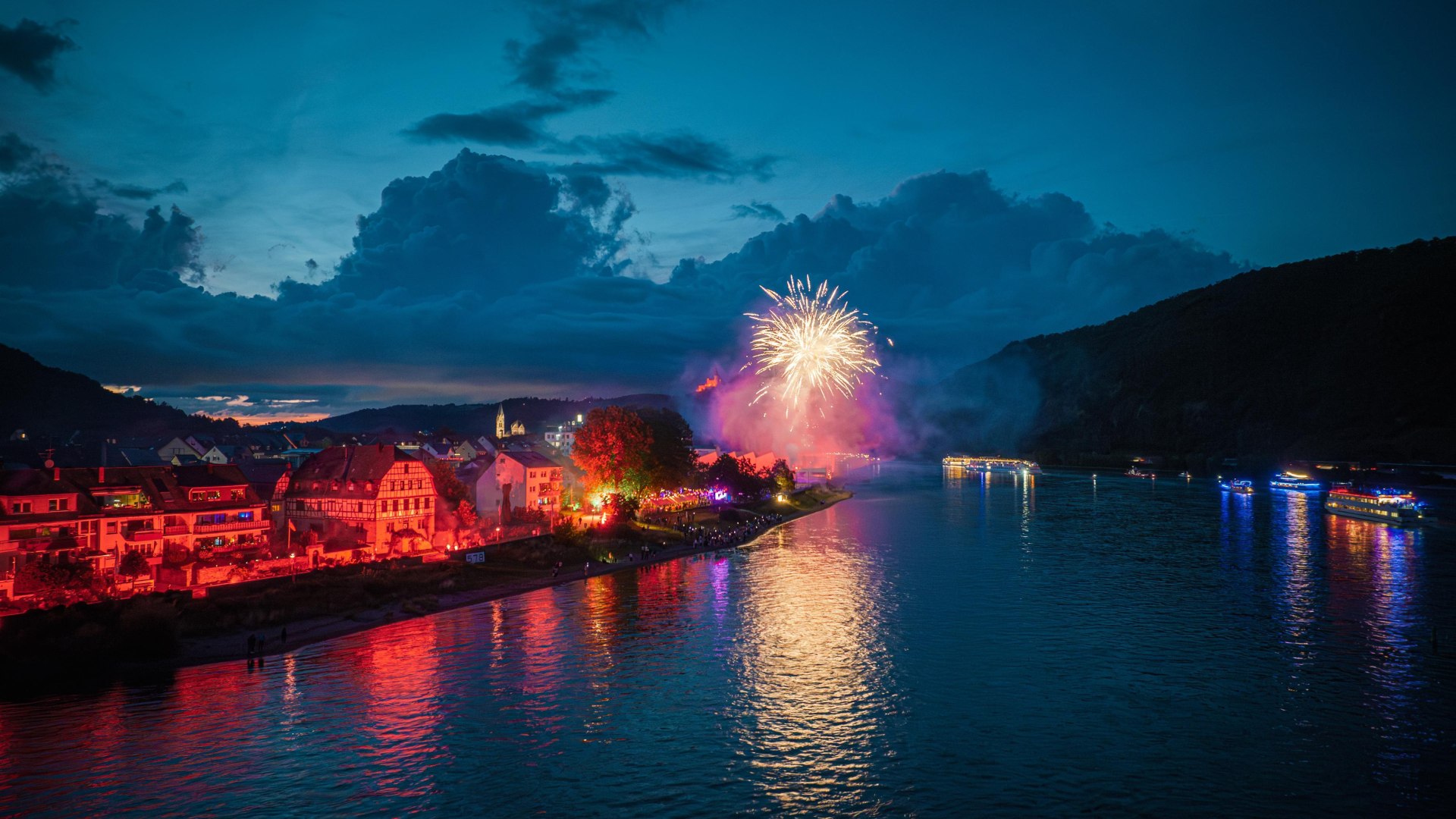 Rhein in Flammen | © Joshua Motzny Rhein in Flammen | © Joshua Motzny