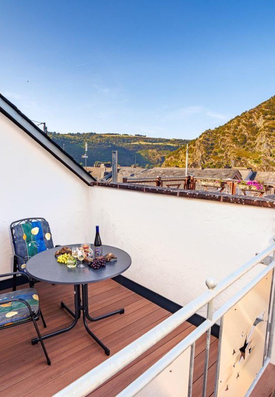 9. Terrasse mit Panorama-Rheinblick &uuml;ber Oberwesel | &copy; Copyright/Quelle: Familie Decker, Oberwesel