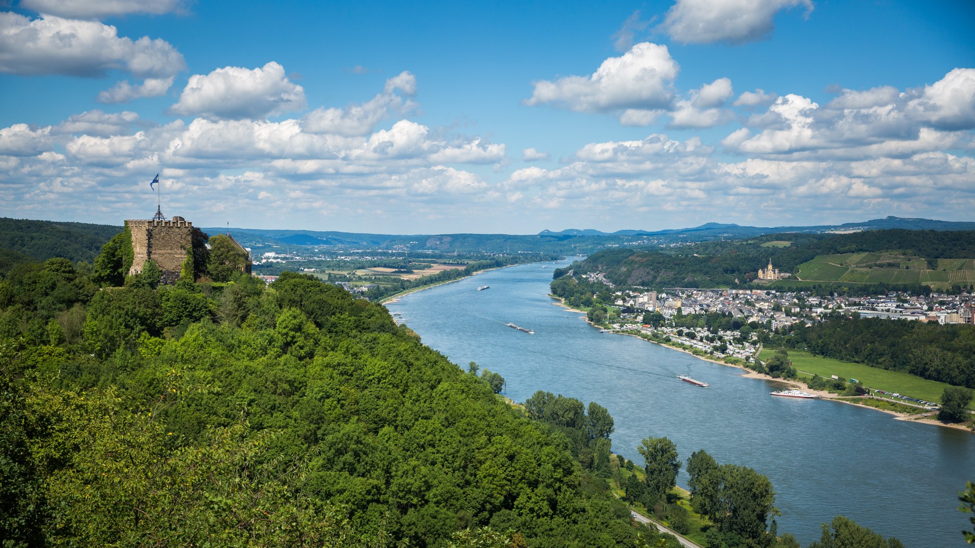 Blick auf den Rhein und Burg Brohleck | &copy; Henry Tornow