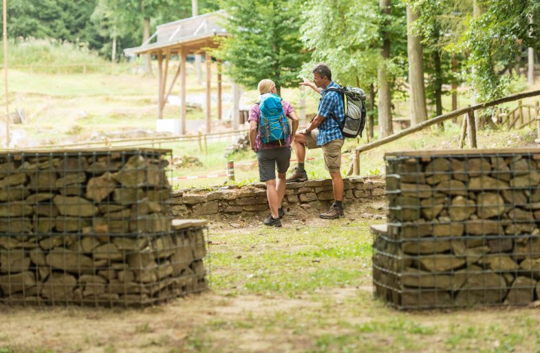 Wanderer an der Villa Rustica | &copy; Rheinhessen Touristik GmbH Foto Dominik Ketz