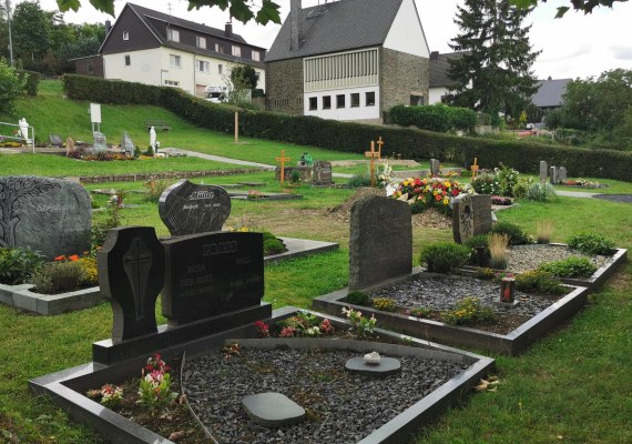 Friedhof Henschhausen unten | © Sabine Pilger Friedhof Henschhausen unten | © Sabine Pilger