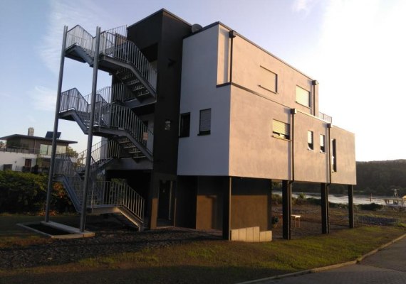 Ansicht in der Morgend&auml;mmerung | &copy; Ferienwohnung Rheinblick am F&auml;hranleger