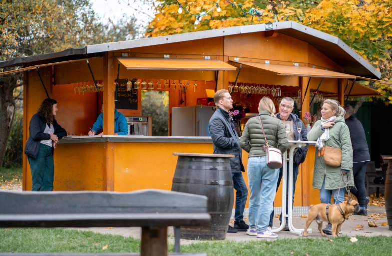 Treffen am Weinprobierstand | &copy; Andrea Mel&uuml;h