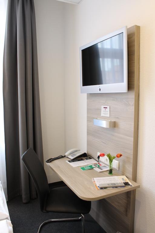 Deskbereich im Zimmer | &copy; Hotel Hohenstaufen