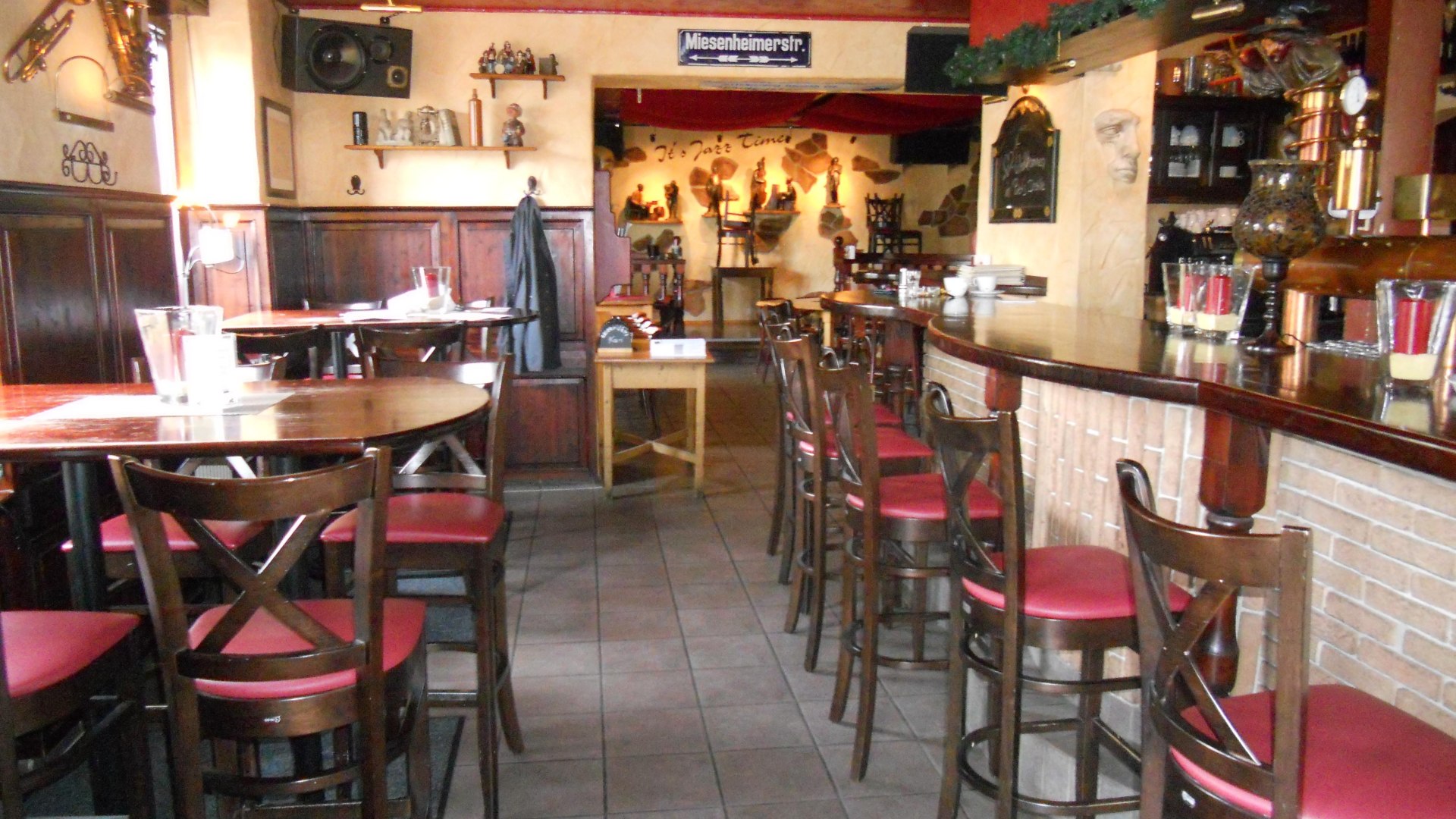 Destille Theke | &copy; Peter Manns