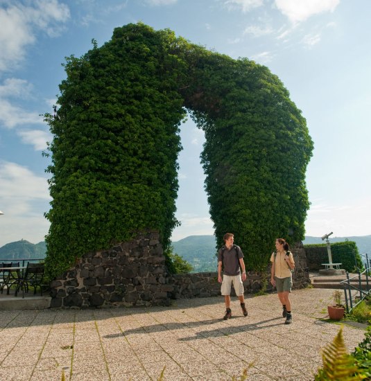 Hikers on the Rolandsbogen | © Dominik Ketz Hikers on the Rolandsbogen | © Dominik Ketz