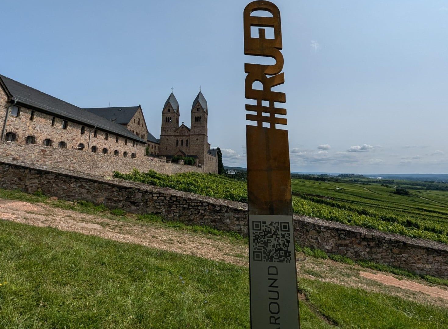 Gude Blick an der Abtei St. Hildegard mit QR-Code | &copy; Birgit Bien