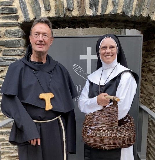 Nixnuzia und Heribert im Kloster | © Reinfriede Scheer Nixnuzia und Heribert im Kloster | © Reinfriede Scheer