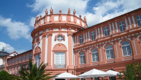 Das Schloss Biebrich am Rheinufer ist die barocke Residenz der ehemaligen F&uuml;rsten von Nassau. | &copy; Wandermagazin