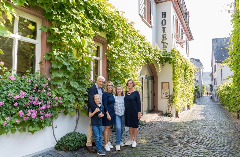 Family Breuer at the hotel entrance | &copy; Marco Renzing