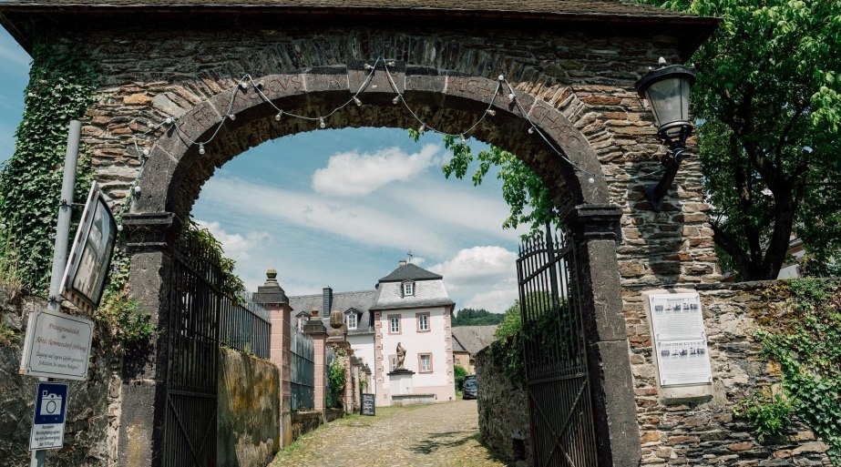 Eingang zur Abtei Rommersdof | &copy; Zimpfer_Photography