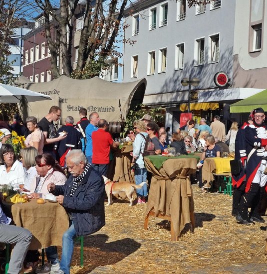 Ehrengarde bei den Markttagen | &copy; Dehenn