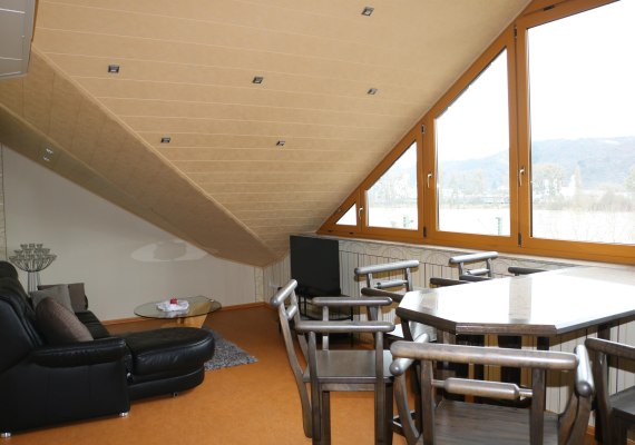Wohnzimmer Sitzecke | &copy; Tourist-Info Erlebnis Rheinbogen