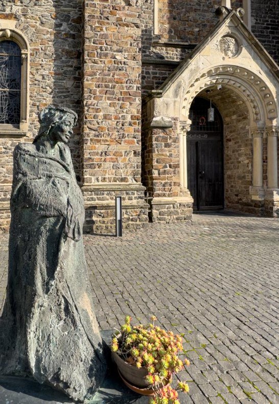 Statue am Hildegard-Zentrum | &copy; Tanja-Sabina Prill