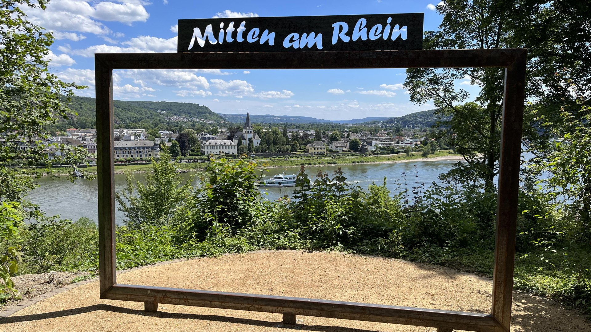 Panoramablick Mitten am Rhein