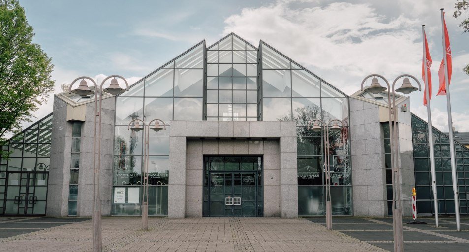 Heimathaus Eingang zur Stadthalle | &copy; Zimpfer_Photography