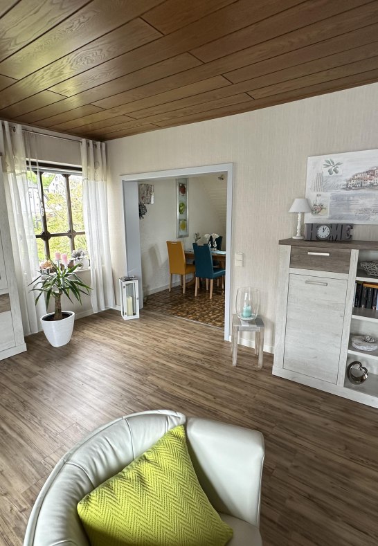 Blick vom Wohnzimmer zum offenen Durchgang, K&uuml;che | &copy; Hedi Sommers