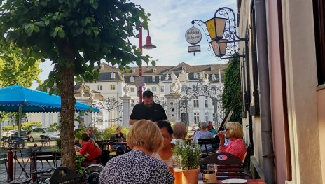 Au&szlig;enpl&auml;tze mit Blick auf Schloss Engers | &copy; R&auml;mer