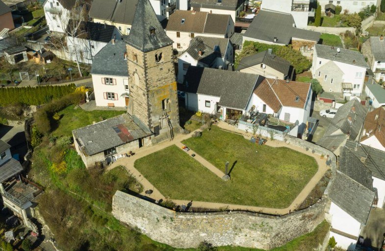 Turm mit Hof | &copy; Dr. Rainer Hart