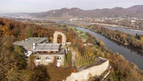 Der Rolandsbogen mit dem dazugehörigen Restaurant und Blick auf den Rhein | © Tourist-Information Remagen, Romantischer Rhein Tourismus GmbH