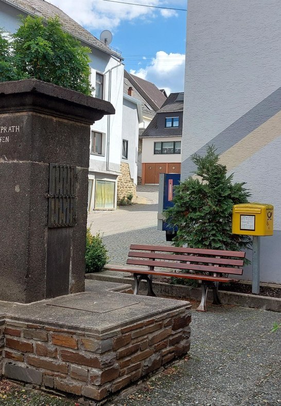 Brunnen mit Ruhebank | &copy; T. Biersch