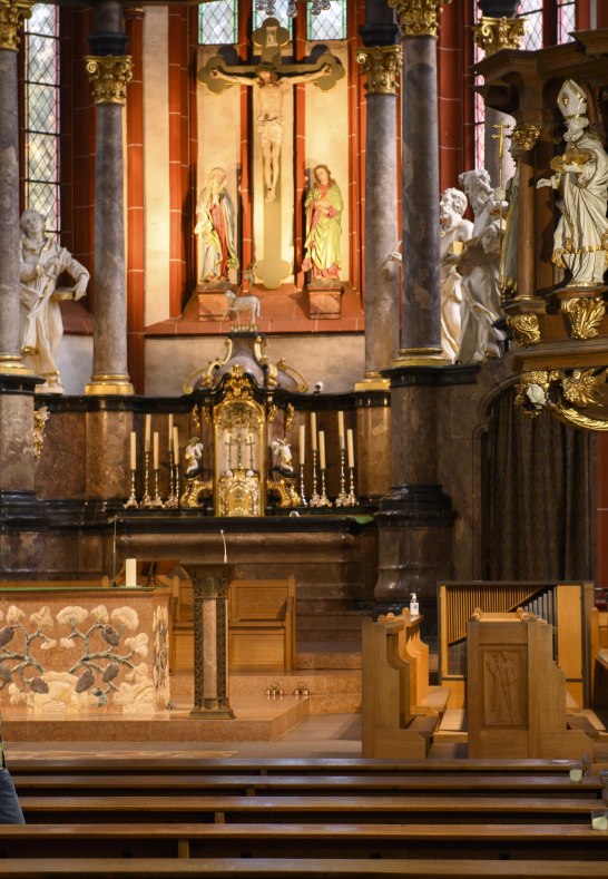 St. Martin Kanzel und Hochaltar/Bild Bingen | &copy; Peter Kappest