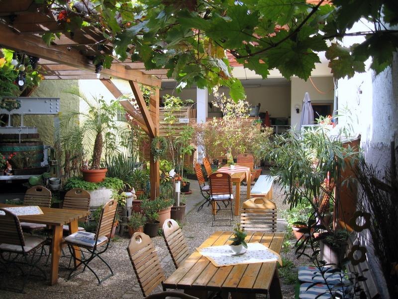 Blick in den Innenhof Weingut Philipp | &copy; Gutsausschank Weingut Herbert Philipp