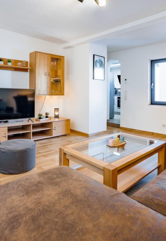 6. Wohnzimmer mit TV, Ecksofa und  Sitzelement &copy; S | &copy; Familie Decker, Oberwesel