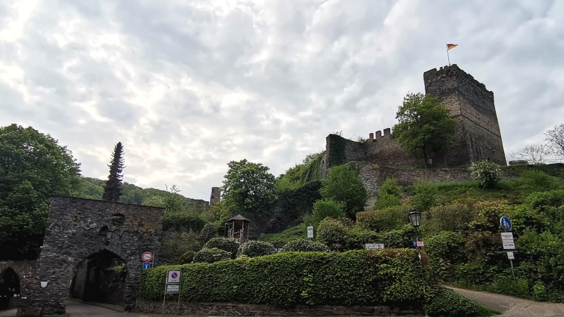 Parkplatz unterhalb der Burg Altwied | © Rämer