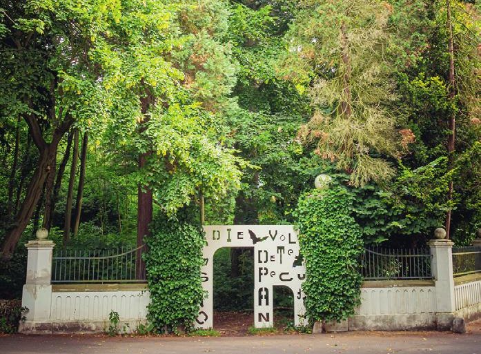 Geheime Gärten Eingang | © Helmut Reinelt, Caroline Bittermann & Peter Duka Geheime Gärten Eingang | © Helmut Reinelt, Caroline Bittermann & Peter Duka