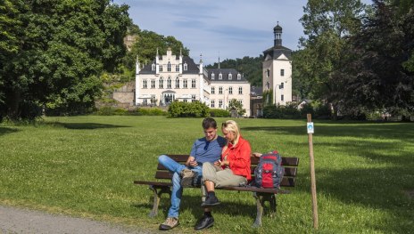 Im Schlosspark Sayn mit Blick auf Schloss Sayn | &copy; Klaus-Peter Kappest, Traumpfade im Rhein-Mosel-Eifel-Land