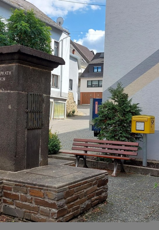 Brunnen mit Ruhebank | &copy; T. Biersch