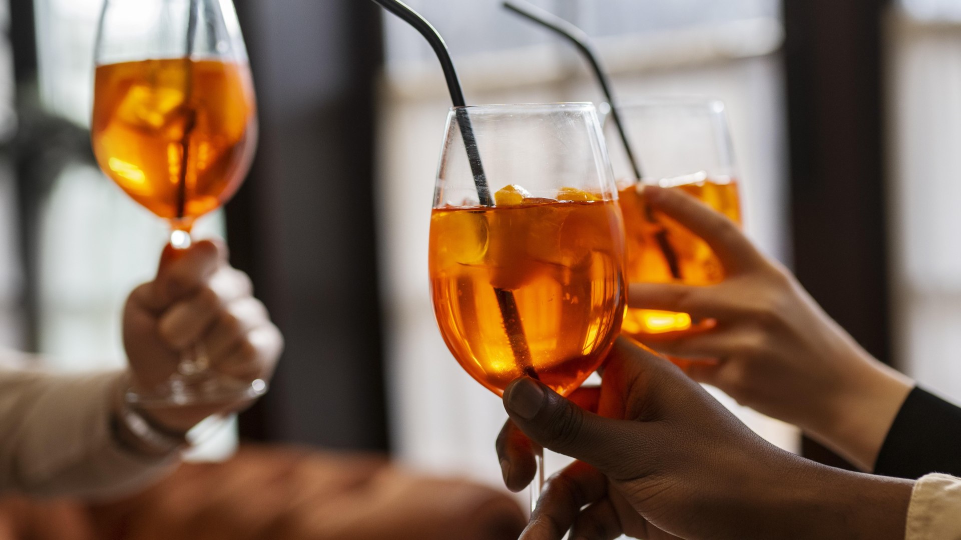 seitenansichtleute-die-cocktails-halten | &copy; &copy;Freepik