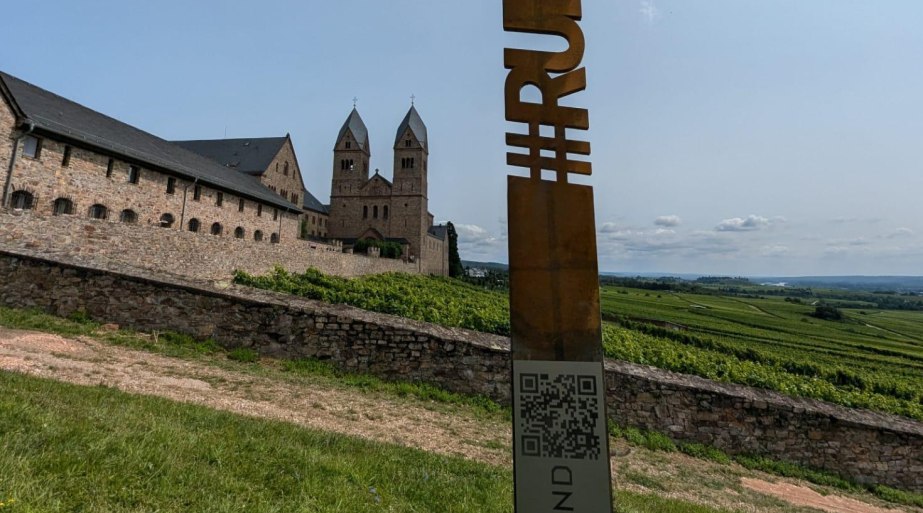 Gude Blick an der Abtei St. Hildegard mit QR-Code | &copy; Birgit Bien
